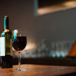 Bouteille et verre de vin rouge - ICIMACAVE - Vannes