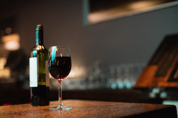 Bouteille et verre de vin rouge - ICIMACAVE - Vannes